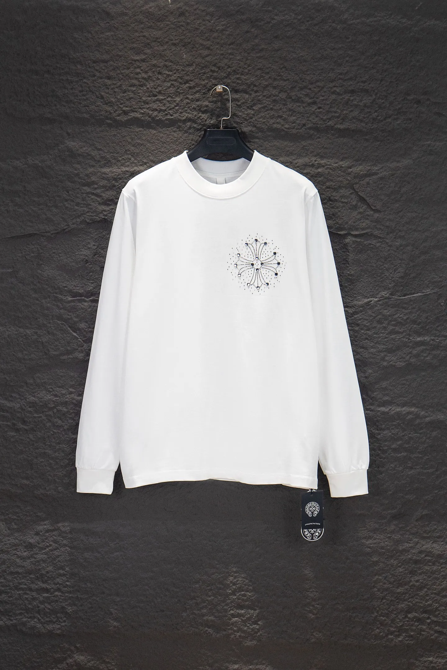 P230 🆕Chrome Hearts os version is really charming and Chrome Hearts is really a must-have. Each season's new version is made to the extreme. It is very practical and can be worn casually. Nice✔️ - ⚠️100% cotton. It is made of 21 double yarns, 300g weight fabric and imported knitted carded cotton. It has moderate thickness, drape and contour, and the upper body is comfortable! ! It is very tolerant to fat body types and can instantly lose five pounds after wearing it!  Specially ordered many Austrian hot diamonds, which have the bling bling effect of natural crystals under the light, with multi-faceted reflective points, and the production cost is extremely high. The laser molding includes a computer engraving machine and a laser machine, which are accurate in units of particles. Finally, it is hot and set at high temperature. After the hot ironing, the firmness needs to be tested repeatedly on the hot stamping. It can show colorful reflections under the light. The collar webbing extends to the shoulders for reinforcement, and the stitching at the joints. The hem and cuffs are all made with 0.2mm gauge double-thread turning. They are carefully produced at a high cost. The attitude of making goods with a magnifying glass restores the quality and effect of the product. The full set of customized accessories is only used to present every detail to customers. Film printing, 50,000 positioning, is very time-consuming. The body is treated with hot diamond elements, which greatly increases the interest of the clothing; unique visual effects. After special treatment, a unique effect is formed. An irregular hem is added to the version. This year's Kroxin is the main version. In the past two years, the oversize version has become the focus of the trend and has been a popular staple in the past two years. The change of designers has made this brand an instant hit. The progressive fashion of the times also needs the blood impact of fresh elements and trendy designs in order to continue its glory! It’s stylish both inside and outside, a must-have for high street travel! An absolute "eye-catching style" that can match couples 💏 Color: Black White Size: S M L XL